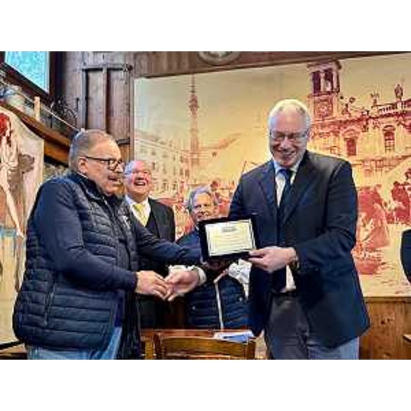Il presidente del Cr Fvg, Mauro Bordin, a destra nella foto, consegna a Enzo Mancini la targa d'onore dell'Assemblea legislativa - Il presidente del Cr Fvg, Mauro Bordin, a destra nella foto, consegna a Enzo Mancini la targa d'onore dell'Assemblea legislativa