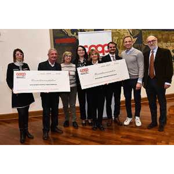 Il momento della consegna simbolica degli assegni. A destra il governatore Fedriga e l'assessore Riccardi - Il momento della consegna simbolica degli assegni. A destra il governatore Fedriga e l'assessore Riccardi