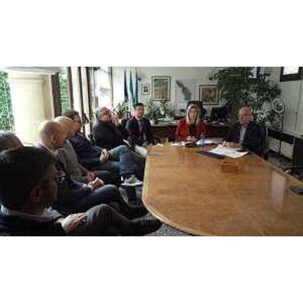 L'assessore regionale Cristina Amirante, al centro, con i sindaci del territorio interessato al progetto della ciclovia da Casarsa a Pinzano. - L'assessore regionale Cristina Amirante, al centro, con i sindaci del territorio interessato al progetto della ciclovia da Casarsa a Pinzano.