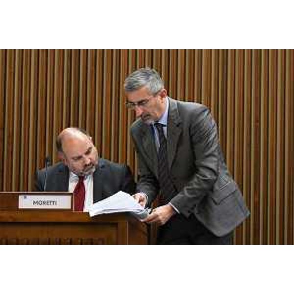 Andrea Carli (Pd), in piedi, accanto al suo capogruppo Diego Moretti - Andrea Carli (Pd), in piedi, accanto al suo capogruppo Diego Moretti