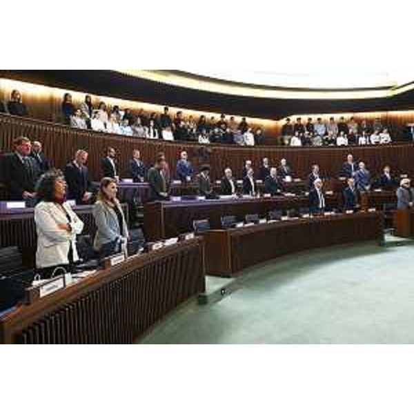 Il minuto di silenzio sui banchi dei consiglieri regionali - Il minuto di silenzio sui banchi dei consiglieri regionali