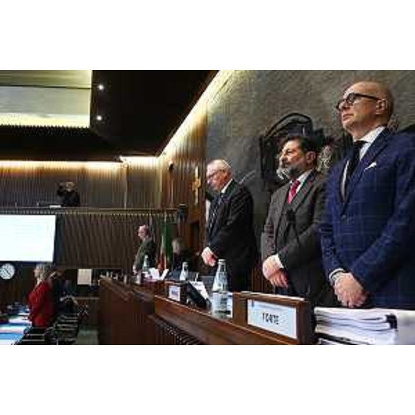 Il minuto di silenzio sui banchi della presidenza - Il minuto di silenzio sui banchi della presidenza