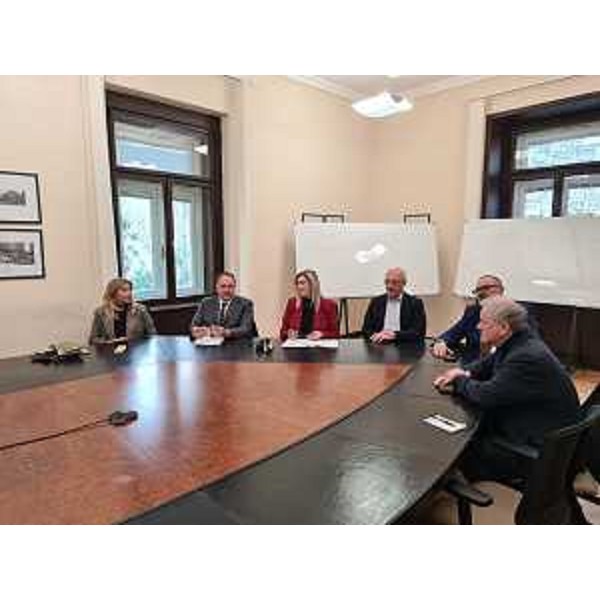 Una fase della conferenza stampa svoltasi oggi a Trieste alla presenza dell'assessore regionale alle infrastrutture Cristina Amirante - Una fase della conferenza stampa svoltasi oggi a Trieste alla presenza dell'assessore regionale alle infrastrutture Cristina Amirante