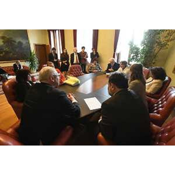 Un momento della consegna della petizione a difesa del Tagliamento al Consiglio regionale - Un momento della consegna della petizione a difesa del Tagliamento al Consiglio regionale 