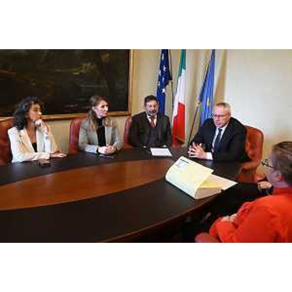 Il presidente del Cr Fvg, Mauro Bordin, assieme al segretario generale Stefano Patriarca, e alle consigliere Rosaria Capozzi (M5S) e Serena Pellegrino (AVS) durante la consegna della petizione a difesa del Tagliamento - Il presidente del Cr Fvg, Mauro Bordin, assieme al segretario generale Stefano Patriarca, e alle consigliere Rosaria Capozzi (M5S) e Serena Pellegrino (AVS) durante la consegna della petizione a difesa del Tagliamento