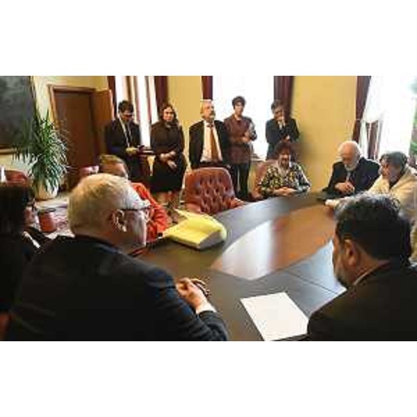 In piedi a sinistra, Nicola Conficoni e Manuela Celotti (Pd) alla consegna della petizione in Consiglio regionale, a Trieste - In piedi a sinistra, Nicola Conficoni e Manuela Celotti (Pd) alla consegna della petizione in Consiglio regionale, a Trieste