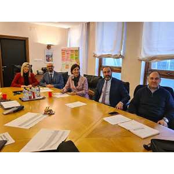 L'assessore Amirante con i neo presidenti delle Ater territoriali Daniele Mosetti (Trieste), Vanessa Colosetti (Udine), Daniele Sergon (Gorizia) e Mauro Candido (Pordenone) - L'assessore Amirante con i neo presidenti delle Ater territoriali Daniele Mosetti (Trieste), Vanessa Colosetti (Udine), Daniele Sergon (Gorizia) e Mauro Candido (Pordenone)