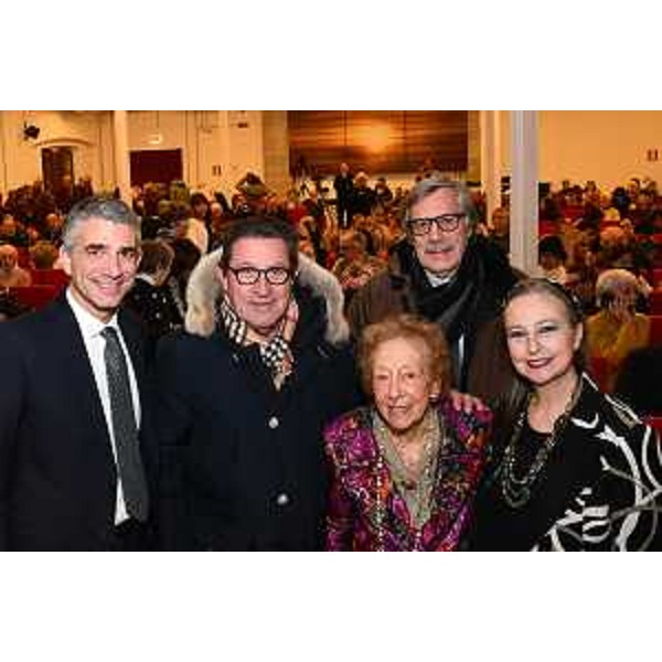 Lassessore regionale alle Autonomia locali Pierpaolo Roberti alla sfilata dal titolo "70 anni di attività sartoriale: unarte tra creatività, socialità, insegnamento", nel corso della quale sono state presentate le opere di Erminia Dionis Bernobi - Lassessore regionale alle Autonomia locali Pierpaolo Roberti alla sfilata dal titolo "70 anni di attività sartoriale: unarte tra creatività, socialità, insegnamento", nel corso della quale sono state presentate le opere di Erminia Dionis Bernobi