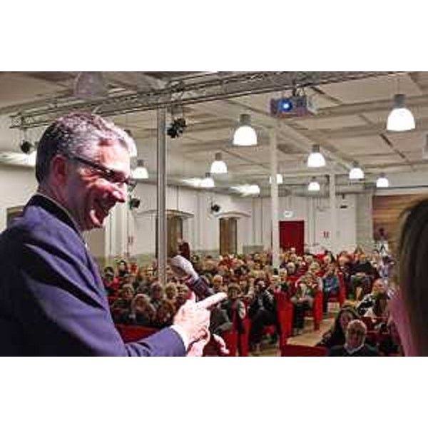 Lassessore regionale alle Autonomia locali Pierpaolo Roberti alla sfilata dal titolo "70 anni di attività sartoriale: unarte tra creatività, socialità, insegnamento", nel corso della quale sono state presentate le opere di Erminia Dionis Bernobi - Lassessore regionale alle Autonomia locali Pierpaolo Roberti alla sfilata dal titolo "70 anni di attività sartoriale: unarte tra creatività, socialità, insegnamento", nel corso della quale sono state presentate le opere di Erminia Dionis Bernobi