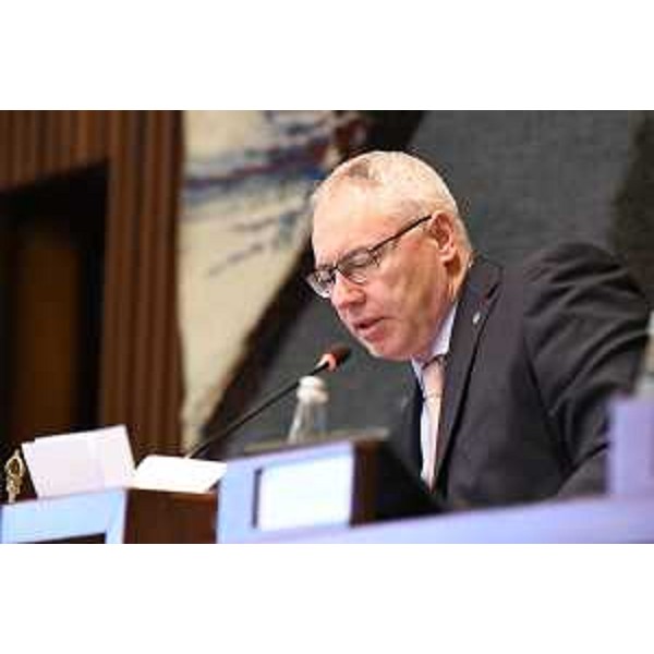 Il presidente del Cr Fvg, Mauro Bordin, mentre annuncia la sospensione dei lavori d'Aula - Il presidente del Cr Fvg, Mauro Bordin, mentre annuncia la sospensione dei lavori d'Aula