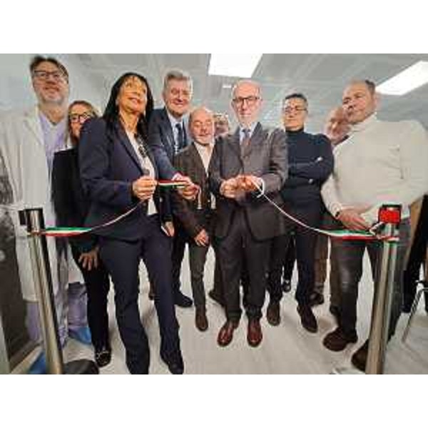 L'assessore Riccardi taglia il nastro del nuovo reparto al San Polo di Monfalcone - L'assessore Riccardi taglia il nastro del nuovo reparto al San Polo di Monfalcone