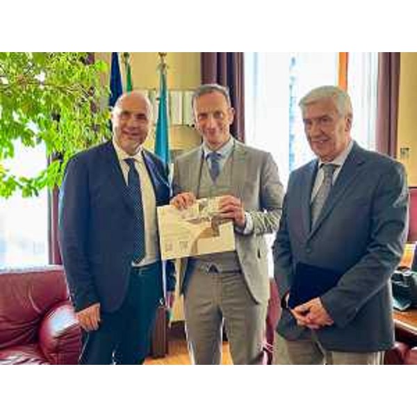 Il governatore Massimiliano Fedriga (al centro) assieme al presidente nazionale dell'Unpli Antonino La Spina (a sinistra) e del presidente del Comitato Fvg dell'Unpli Pietro De Marchi - Il governatore Massimiliano Fedriga (al centro) assieme al presidente nazionale dell'Unpli Antonino La Spina (a sinistra) e del presidente del Comitato Fvg dell'Unpli Pietro De Marchi