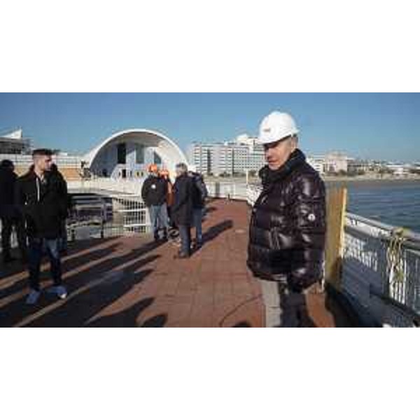 Il sopralluogo compiuto dall'assessore regionale Sergio Emidio Bini alla Terrazza a Mare di Lignano - Il sopralluogo compiuto dall'assessore regionale Sergio Emidio Bini alla Terrazza a Mare di Lignano