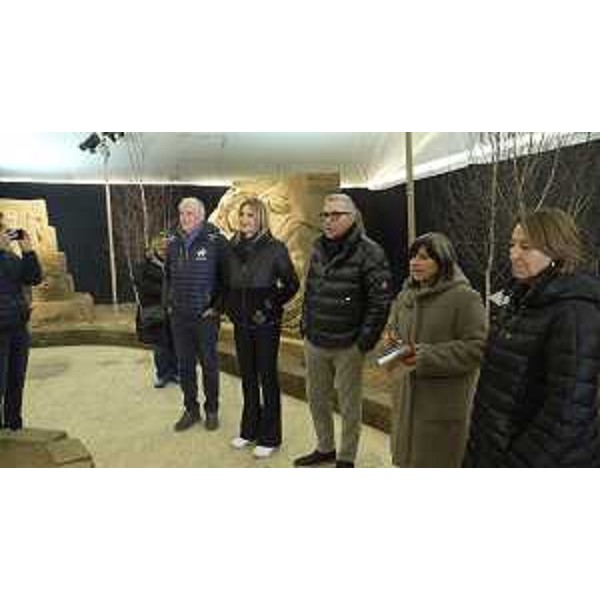 La visita dell'assessore Sergio Emidio Bini al presepe di sabbia di Lignano - La visita dell'assessore Sergio Emidio Bini al presepe di sabbia di Lignano