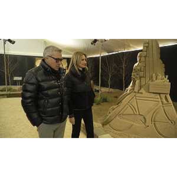 La visita dell'assessore Sergio Emidio Bini al presepe di sabbia di Lignano insieme al sindaco Laura Giorgi - La visita dell'assessore Sergio Emidio Bini al presepe di sabbia di Lignano insieme al sindaco Laura Giorgi