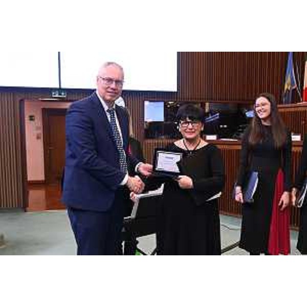 Il presidente del Cr Fvg, Mauro Bordin, consegna una targa di rigraziamento alla Maestra del coro giovanile "Audite Juvenes" di Staranzano - Il presidente del Cr Fvg, Mauro Bordin, consegna una targa di rigraziamento alla Maestra del coro giovanile "Audite Juvenes" di Staranzano