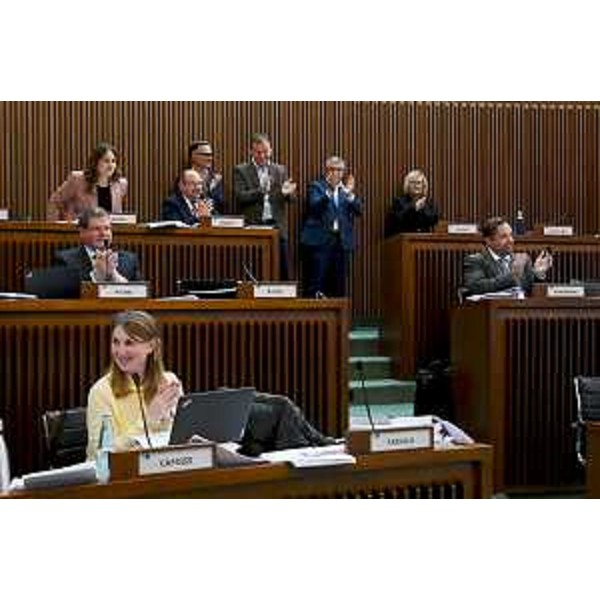 I consiglieri regionali applaudono l'esibizione del coro giovanile "Audite Juvenes" di Staranzano - I consiglieri regionali applaudono l'esibizione del coro giovanile "Audite Juvenes" di Staranzano