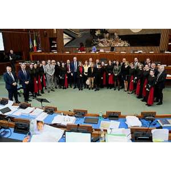 Foto di gruppo al termine del concerto nell'Aula del Conisglio regionale del Fvg del coro giovanile "Audite Juvenes" di Staranzano - Foto di gruppo al termine del concerto nell'Aula del Conisglio regionale del Fvg del coro giovanile "Audite Juvenes" di Staranzano