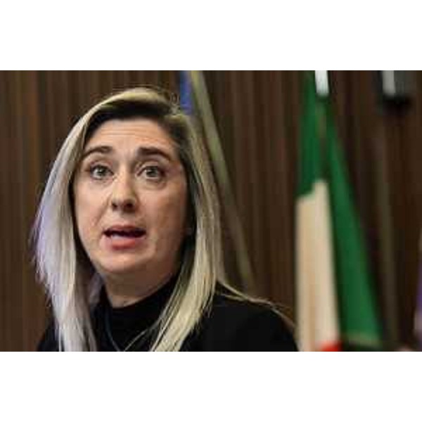 L'assessore alle Infrastrutture e territorio Cristina Amirante in Consiglio regionale - L'assessore alle Infrastrutture e territorio Cristina Amirante in Consiglio regionale
