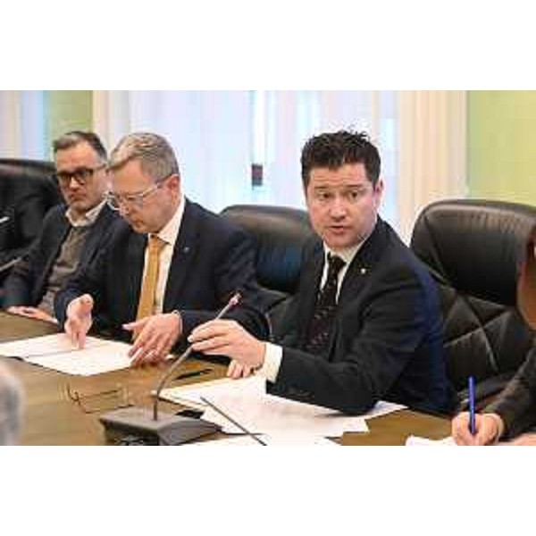 Il presidente della II Commissione, Markus Maurmair (FdI), e l'assessore regionale alle Risorse agroalimentari, Stefano Zannier - Il presidente della II Commissione, Markus Maurmair (FdI), e l'assessore regionale alle Risorse agroalimentari, Stefano Zannier