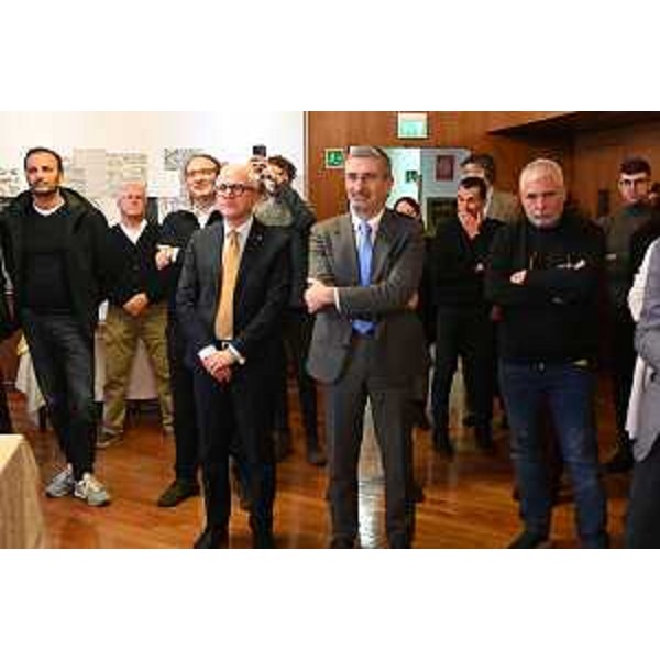 Consiglieri e personale del Cr Fvg durante l'incontro prenatalizio per lo scambio degli auguri - Consiglieri e personale del Cr Fvg durante l'incontro prenatalizio per lo scambio degli auguri