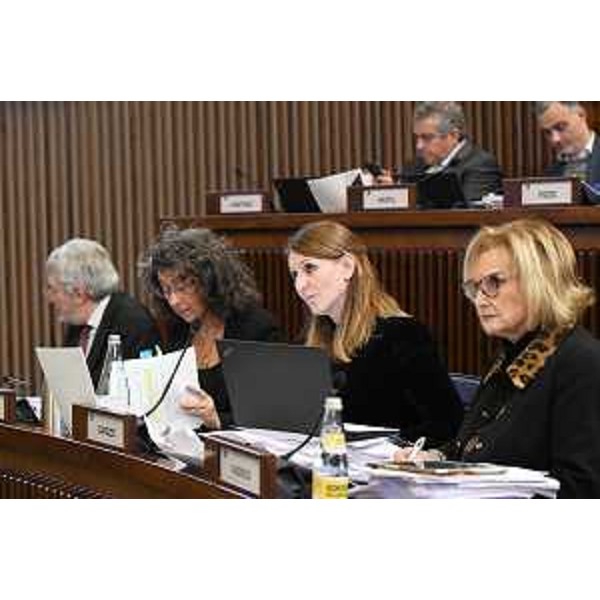 Rosaria Capozzi (M5S) tra Laura Fasiolo (a dx) e Serena Pellegrino (Avs) a sx - Rosaria Capozzi (M5S) tra Laura Fasiolo (a dx) e Serena Pellegrino (Avs) a sx