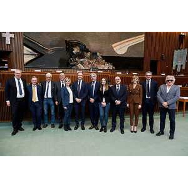 Il gruppo della Lega con il governatore Fedriga al termine del voto sul Bilancio - Il gruppo della Lega con il governatore Fedriga al termine del voto sul Bilancio