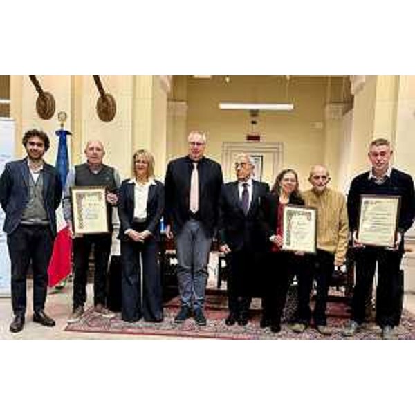 Al centro il presidente del Consiglio regionale, Mauro Bordin con i premiati della 24esima edizione del premio Bontà - Al centro il presidente del Consiglio regionale, Mauro Bordin con i premiati della 24esima edizione del premio Bontà