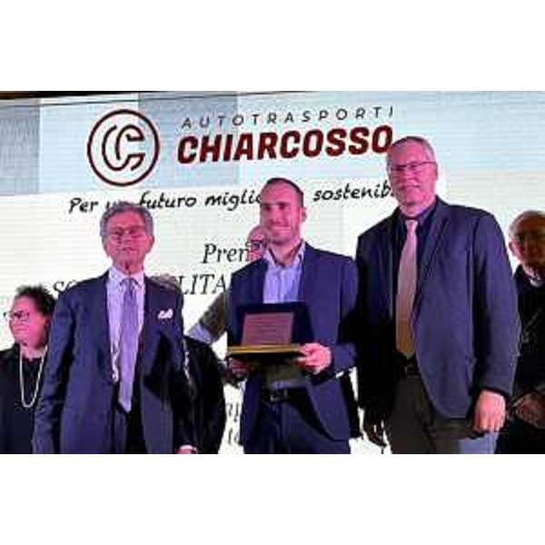 Da destra il presidente Bordin durante un momento della consegna dei riconoscimenti alla festa del Gruppo Chiarcosso - Da destra il presidente Bordin durante un momento della consegna dei riconoscimenti alla festa del Gruppo Chiarcosso