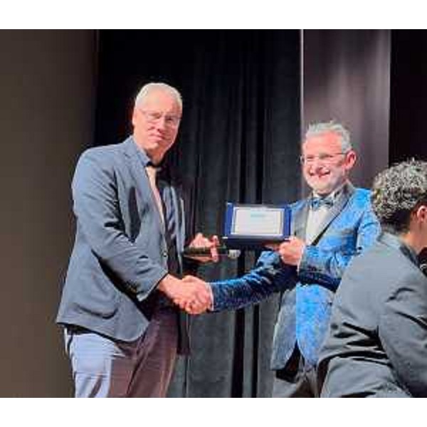 Il presidente Bordin consegna la targa del Consiglio regionale al presidente Conchione - Il presidente Bordin consegna la targa del Consiglio regionale al presidente Conchione