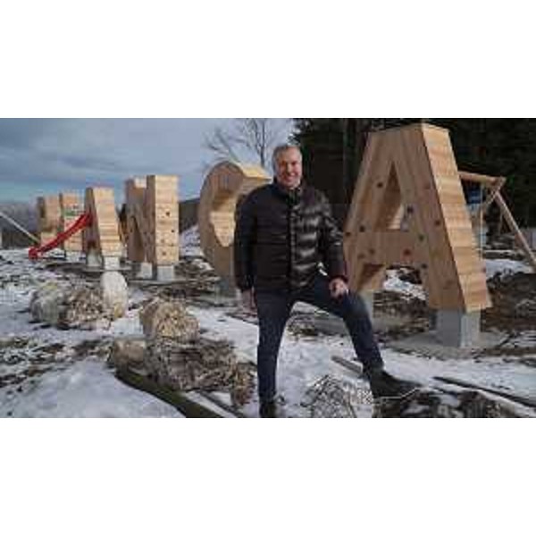 L'assessore regionale Sergio Emidio Bini vicino alla nuova installazione nei pressi di Nevelandia a Piancavallo - L'assessore regionale Sergio Emidio Bini vicino alla nuova installazione nei pressi di Nevelandia a Piancavallo