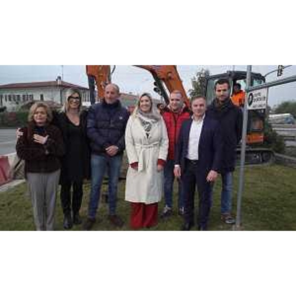 Lassessore regionale a Infrastrutture e territorio Cristina Amirante (al centro) a Porcia per la posa della prima pietra della rotatoria Garage Venezia - Lassessore regionale a Infrastrutture e territorio Cristina Amirante (al centro) a Porcia per la posa della prima pietra della rotatoria Garage Venezia