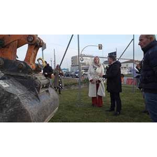 Lassessore regionale a Infrastrutture e territorio Cristina Amirante a Porcia per la posa della prima pietra della rotatoria Garage Venezia - Lassessore regionale a Infrastrutture e territorio Cristina Amirante a Porcia per la posa della prima pietra della rotatoria Garage Venezia