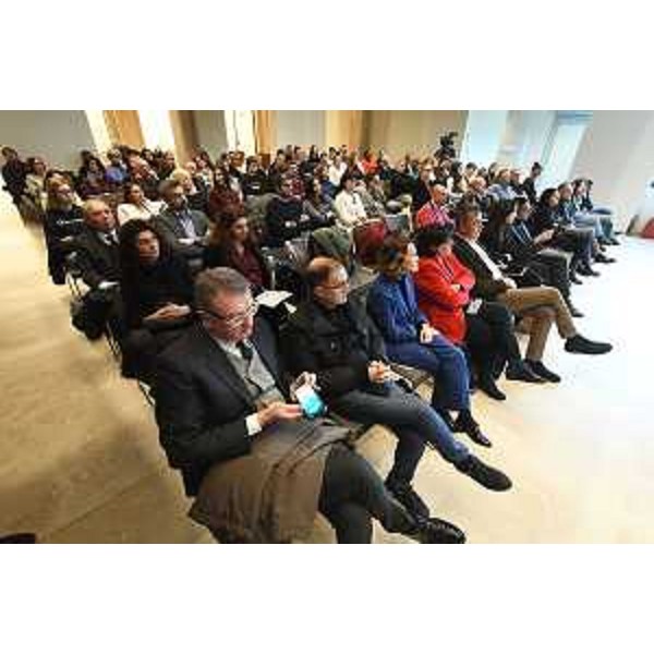 L'affollata sala conferenze della Fondazione Friuli. Il primo da sinistra è Paolo Mosanghini (Messaggero Veneto), vicedirettore del gruppo editoriale Nem - L'affollata sala conferenze della Fondazione Friuli. Il primo da sinistra è Paolo Mosanghini (Messaggero Veneto), vicedirettore del gruppo editoriale Nem 