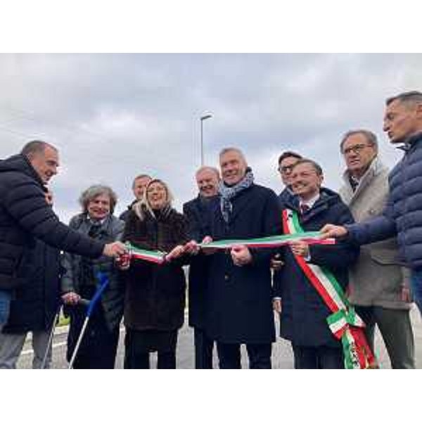 Gli assessori regionali alle Infrastrutture Cristina Amirante e alle Attività produttive Sergio Emidio Bini al taglio del nastro della nuova bretella di collegamento tra la tangenziale di Udine e la Zona industriale udinese (Ziu) - Gli assessori regionali alle Infrastrutture Cristina Amirante e alle Attività produttive Sergio Emidio Bini al taglio del nastro della nuova bretella di collegamento tra la tangenziale di Udine e la Zona industriale udinese (Ziu)