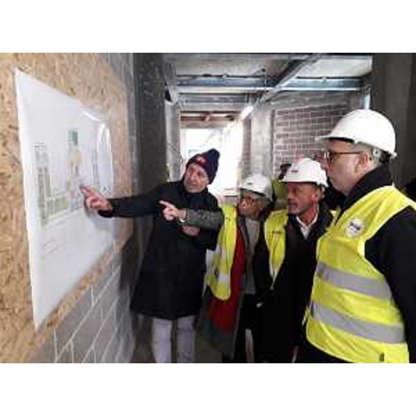 In primo piano lassessore alla Salute Riccardo Riccardi nel corso della presentazione dello stato di avanzamento del cantiere dellEx Pneumologico a Gorizia. - In primo piano lassessore alla Salute Riccardo Riccardi nel corso della presentazione dello stato di avanzamento del cantiere dellEx Pneumologico a Gorizia.