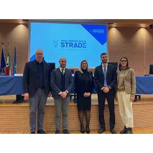 L'assessore regionale a Infrastrutture e territorio Cristina Amirante,al centro, con il presidente del consiglio regionale Mauro Bordin e il cda di FvgStrade - L'assessore regionale a Infrastrutture e territorio Cristina Amirante,al centro, con il presidente del consiglio regionale Mauro Bordin e il cda di FvgStrade