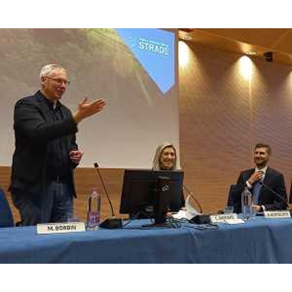 L'intervento di Mauro Bordin, presidente del Consiglio regionale, all'incontro di fine anno di Fvg Strade. Al suo fianco l'assessore Cristina Amirante e il presidente dell - L'intervento di Mauro Bordin, presidente del Consiglio regionale, all'incontro di fine anno di Fvg Strade. Al suo fianco l'assessore Cristina Amirante e il presidente dell