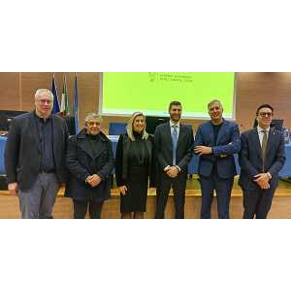 Il presidente Bordin, primo da sinistra, nella foto di gruppo accanto a Francesco Martines, Cristina Amirante, Simone Bortolotti, Stefano Balloch e Igor Treleani - Il presidente Bordin, primo da sinistra, nella foto di gruppo accanto a Francesco Martines, Cristina Amirante, Simone Bortolotti, Stefano Balloch e Igor Treleani