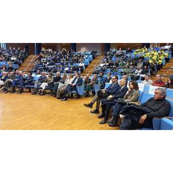 La platea in sala Comelli. Il primo da destra è il consigliere Francesco Martines. Secondo da sinistra il consigliere Mauro Di Bert, accanto ai colleghi Stefano Balloch e Igor Treleani - La platea in sala Comelli. Il primo da destra è il consigliere Francesco Martines. Secondo da sinistra il consigliere Mauro Di Bert, accanto ai colleghi Stefano Balloch e Igor Treleani