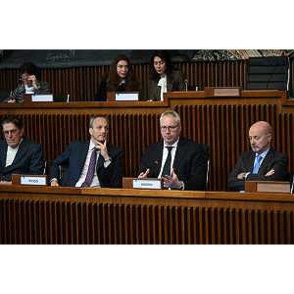 Un altro momento dell'incontro, con il presidente Bordin a fianco del vicepresidente Francesco Russo e dei presidenti di Corecom, Mario Trampus, e Difensore civico, Arrigo De Pauli - Un altro momento dell'incontro, con il presidente Bordin a fianco del vicepresidente Francesco Russo e dei presidenti di Corecom, Mario Trampus, e Difensore civico, Arrigo De Pauli