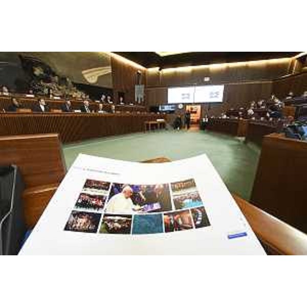 La cartella stampa distribuita a giornalisti e relatori - La cartella stampa distribuita a giornalisti e relatori