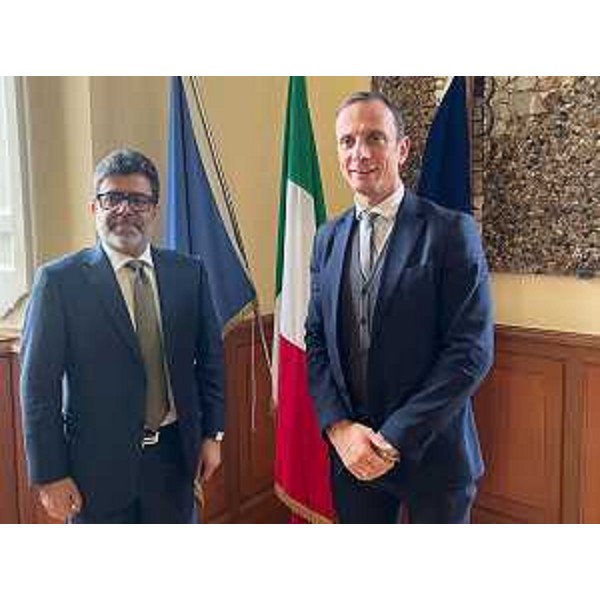Il governatore Massimiliano Fedriga (a destra nella foto) con l'ambasciatore del Bahrein a Roma Ausama Alabsi - Il governatore Massimiliano Fedriga (a destra nella foto) con l'ambasciatore del Bahrein a Roma Ausama Alabsi