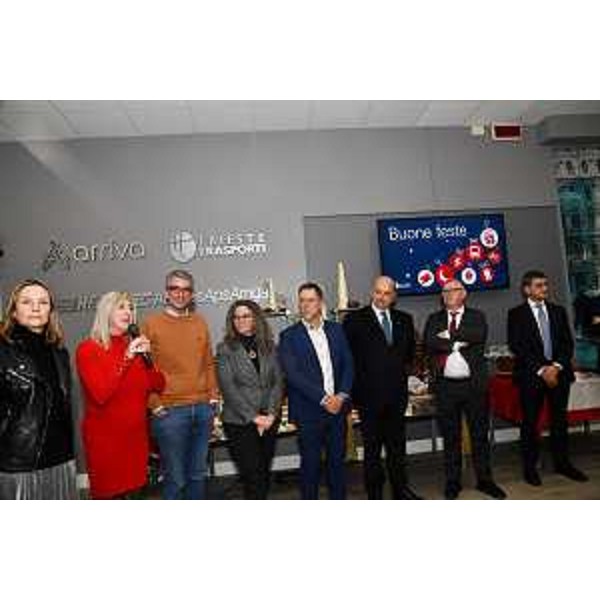 L'assessore Amirante nel corso del suo intervento, alla sua sinistra l'assessore Roberti - L'assessore Amirante nel corso del suo intervento, alla sua sinistra l'assessore Roberti