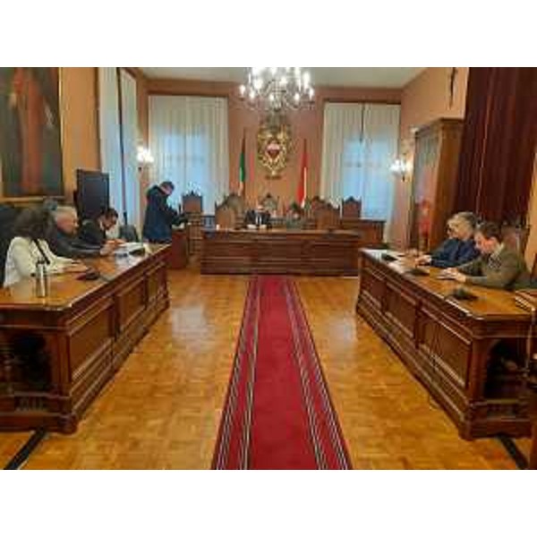 La V Commissione riunita nella sala consiliare comunale di Cividale del Friuli; al centro, il presidente Diego Bernardis (Fp) e la sindaca Daniela Bernardi - La V Commissione riunita nella sala consiliare comunale di Cividale del Friuli; al centro, il presidente Diego Bernardis (Fp) e la sindaca Daniela Bernardi