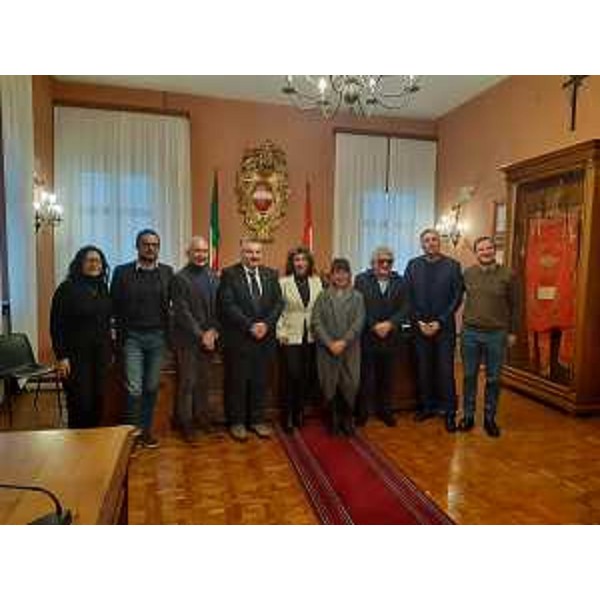 La V Commissione riunita nella sala consiliare comunale di Cividale del Friuli; al centro, il presidente Diego Bernardis (Fp), la consigliera Serena Pellegrino (Avs) e la sindaca Daniela Bernardi - La V Commissione riunita nella sala consiliare comunale di Cividale del Friuli; al centro, il presidente Diego Bernardis (Fp), la consigliera Serena Pellegrino (Avs) e la sindaca Daniela Bernardi