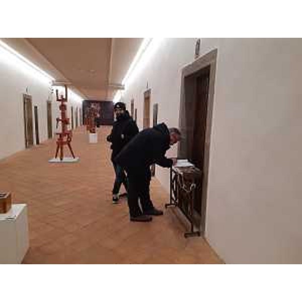 Il presidente Diego Bernardis (Fp) firma il libro delle visite al Tempietto longobardo a nome della V Commissione consiliare - Il presidente Diego Bernardis (Fp) firma il libro delle visite al Tempietto longobardo a nome della V Commissione consiliare