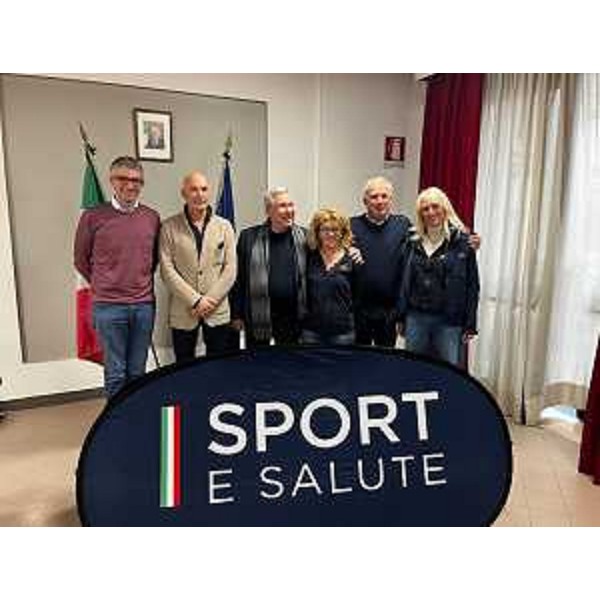 Lassessore alle Autonomie locali e sicurezza Pierpaolo Roberti (primo a sinistra) con i promotori del progetto "Mai soli". - Lassessore alle Autonomie locali e sicurezza Pierpaolo Roberti (primo a sinistra) con i promotori del progetto "Mai soli".