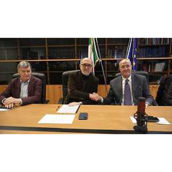 L'assessore Riccardo Riccardi, al centro, con il prefetto di Pordenone Michele Lastella - L'assessore Riccardo Riccardi, al centro, con il prefetto di Pordenone Michele Lastella