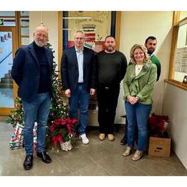 Il presidente del Cr Fvg, Mauro Bordin (secondo da sx), con la Giunta comunale di Varmo - Il presidente del Cr Fvg, Mauro Bordin (secondo da sx), con la Giunta comunale di Varmo